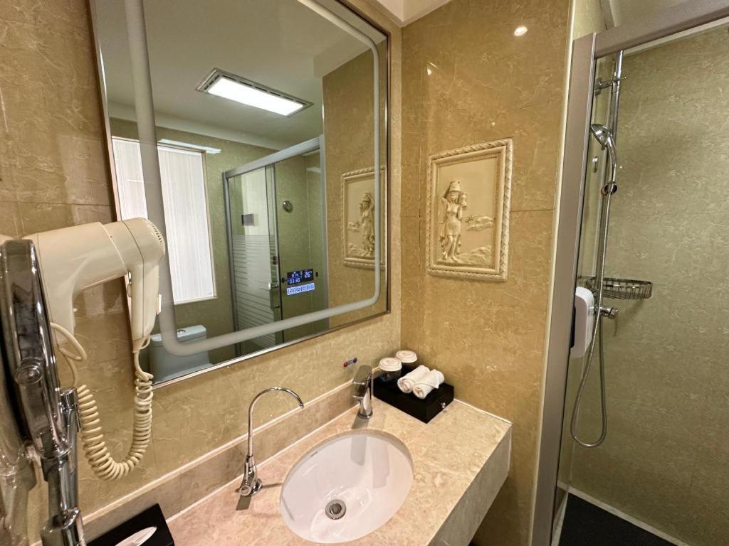Lanzhou Hualian Hotel Exterior photo